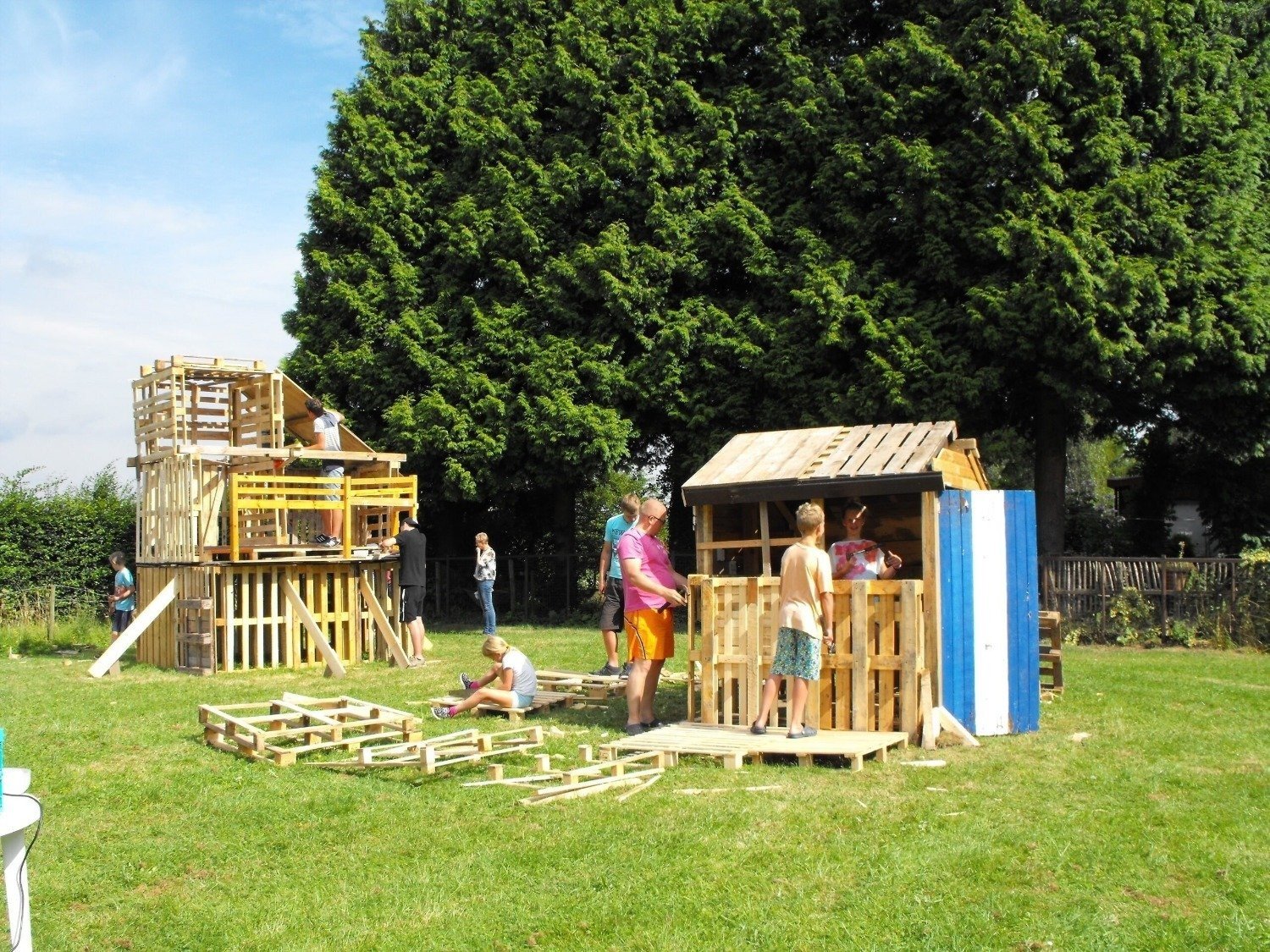 Kinderen spelen op camping bij Elst