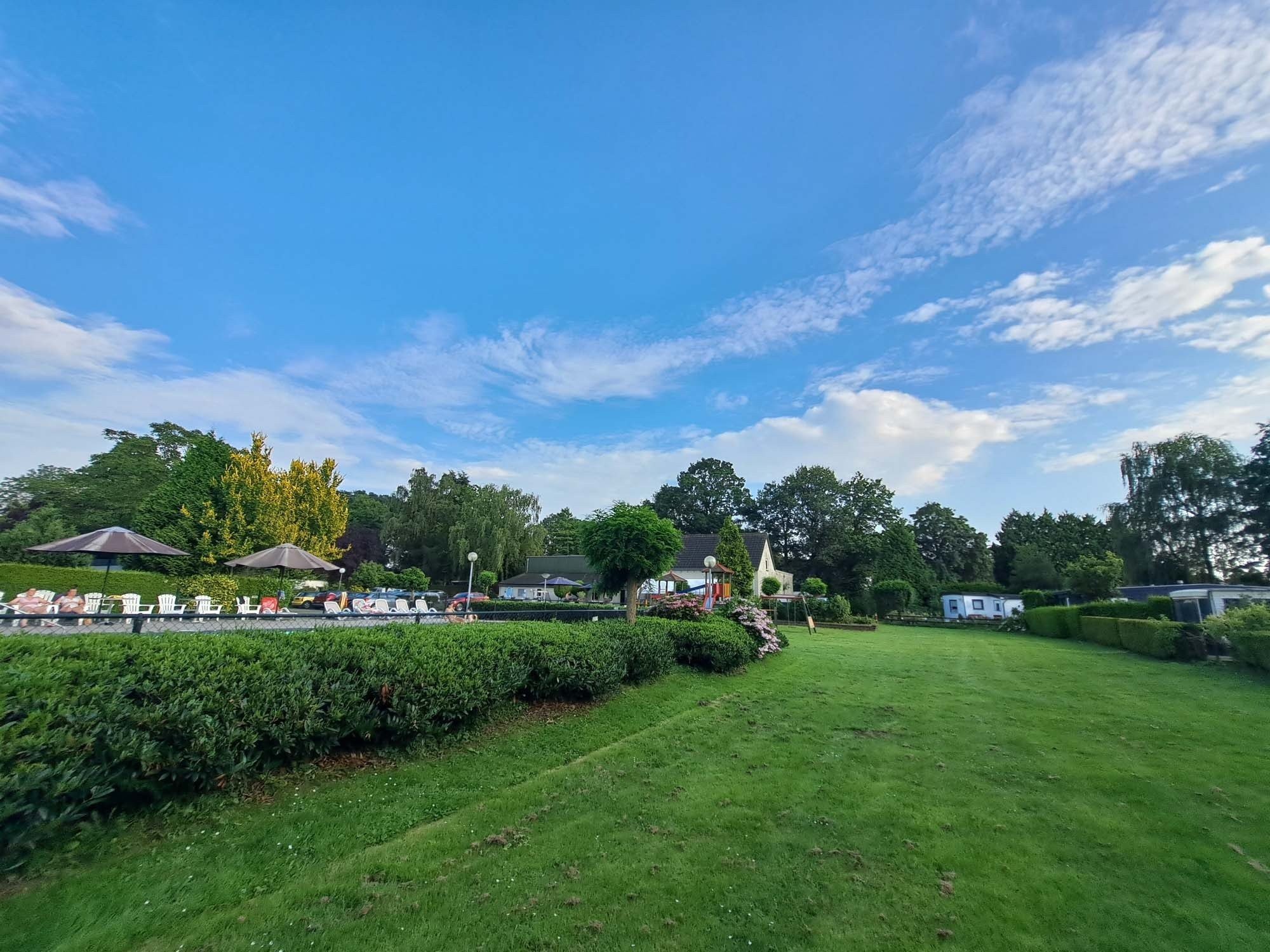 Kampeerplaatsen en terras bij Camping Blijwerven in de Betuwe